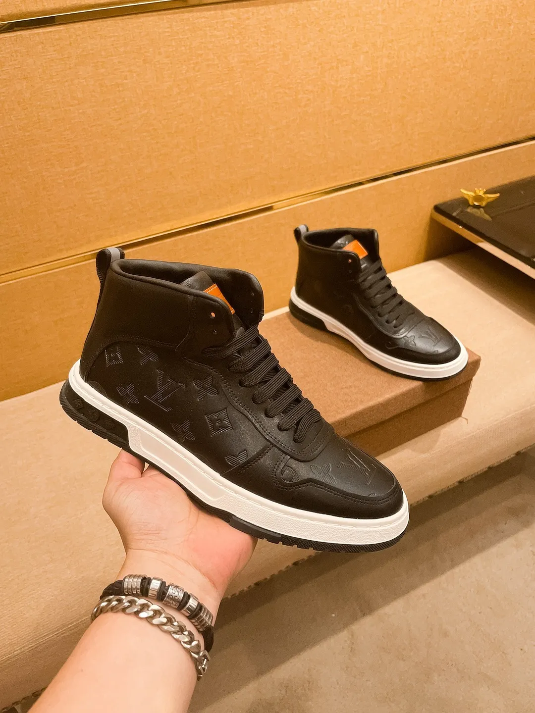 Men's shoes 💰 440💰【 LV 】🔥 Louis Vuitton, high-end men's shoes brand, official website 1:1 latest masterpiece: the upper is made of first-layer cowhide imported from Italy with a comfortable and breathable lining➕original non-slip and wear-resistant outsole🔥, making walking more convenient and comfortable! An exclusive new model, a stunning work, a beautiful 1:1 replica [color] compared to the official quality! Create a fashionable personality to set off your uniqueness! A must-have for trendy men! Classic🔥Size: 38-44 Color: 🔥Multiple colors available🔥